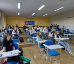 Estudantes do terceirão conversam sobre carreira com a modelo e ex-aluna da Barão Larissa Dalmarco