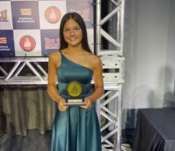 Estudante da Barão recebe Prêmio MVP 2022 - Troféu “Professor Carlos Henrique de Oliveira”